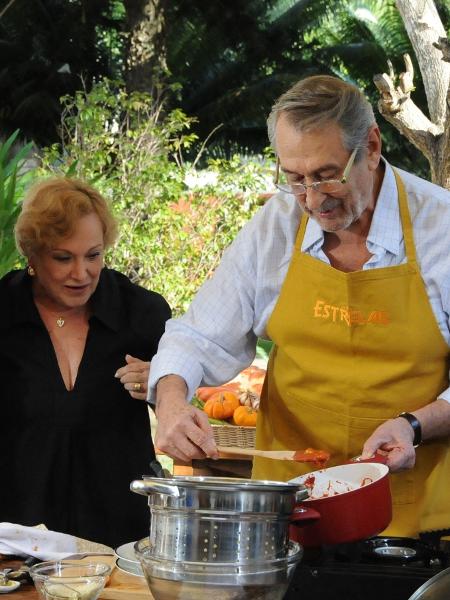21.abr.2012 - Angélica aprende receita com Paulo Goulart e conversa com ele e sua esposa, Nicette Bruno no programa "Estrelas" - TV Globo / Deborah Montenegro - TV Globo / Deborah Montenegro