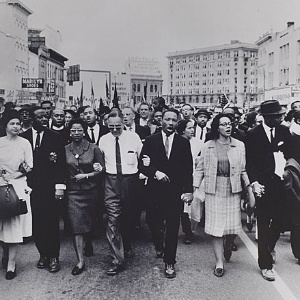 Fotografia de Moneta Sleet Jr., que mostra Rosa Parks, Martin Luther King Jr. e outros líderes do movimento na marcha de Selma a Montgomery, no Estado do Alabama, em 1965 - © Johnson Publishing Company, LLC