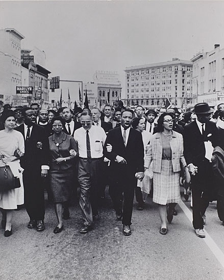 Fotografia de Moneta Sleet Jr., que mostra Rosa Parks, Martin Luther King Jr. e outros líderes do movimento na marcha de Selma a Montgomery, no Estado do Alabama, em 1965 - © Johnson Publishing Company, LLC