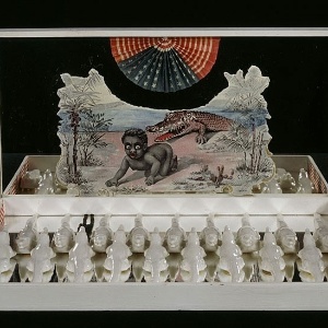 Obra de Betye Saar, de 1970, faz menção ao termo ?isca de jacaré?, usado no passado, principalmente no sul dos EUA, para descrever crianças negras - © Betye Saar; Courtesy of Michael Rosenfeld Gallery LLC, New York, NY