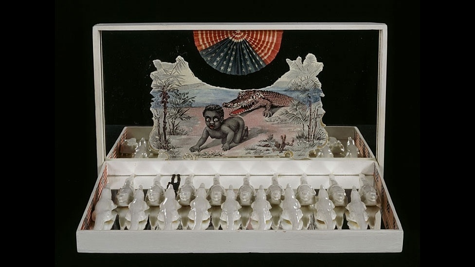 Obra de Betye Saar, de 1970, faz menção ao termo ?isca de jacaré?, usado no passado, principalmente no sul dos EUA, para descrever crianças negras - © Betye Saar; Courtesy of Michael Rosenfeld Gallery LLC, New York, NY