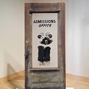 Obra do artista David Hammons faz parte da exposição itinerante que vai percorrer diversas cidades americanas para marcar os 50 anos da Lei dos Direitos Civis de 1964 - © David Hammons. Photo: Gene Ogam
