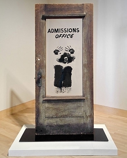 Obra do artista David Hammons faz parte da exposição itinerante que vai percorrer diversas cidades americanas para marcar os 50 anos da Lei dos Direitos Civis de 1964 - © David Hammons. Photo: Gene Ogam