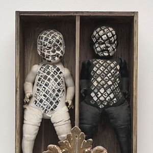 Obra ?It Takes Two to Integrate (Cha Cha Cha)?, de Edward Kienholz, de 1961 - Courtesy of L.A. Louver, Venice, California