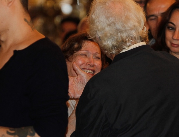13.mar.2014 - A viúva Nicette Bruno é consolada por amigos e familiares no velório de Paulo Goulart no Theatro Municipal, em São Paulo
