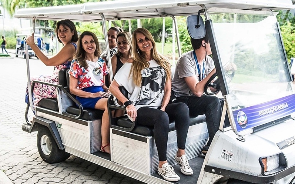 13.mar.2014 - As "meninas", como são chamadas por Pedro Bial, passeiam com carrinho de golfe pelas ruas do Projac