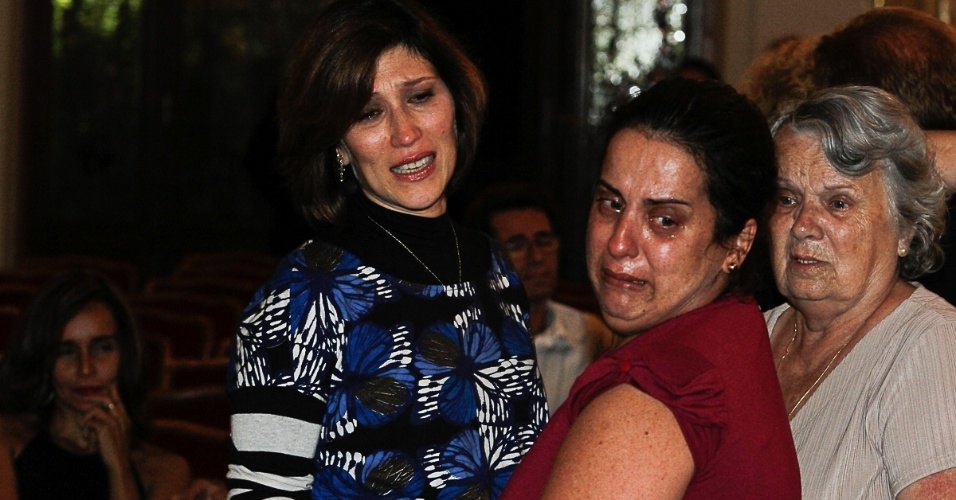 13.mar.2014 - Beth Goulart, filha de Paulo Goulart, recebe cumprimentos no Theatro Municipal, em São Paulo