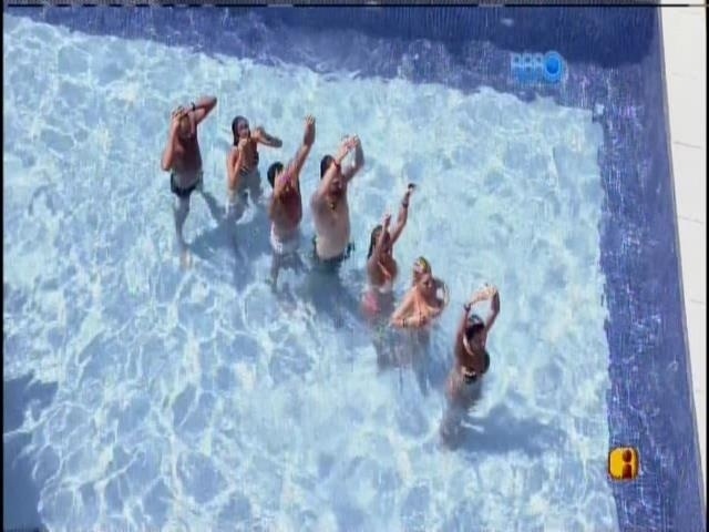 14.mar.2014 - Brothers tentam fazer nado sincronizado