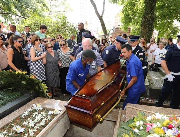 14.mar.2014 - Corpo do ator Paulo Goulart é enterrado em São Paulo