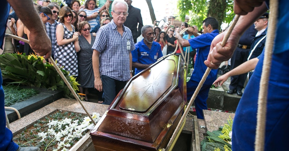14.mar.2014 - Corpo do ator Paulo Goulart é enterrado no cemitério da Consolação, em São Paulo
