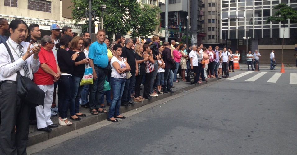 14.mar.2014 - Fãs se reúnem em frente ao Theatro Municipal de São Paulo, onde acontece o velório de Paulo Goulart