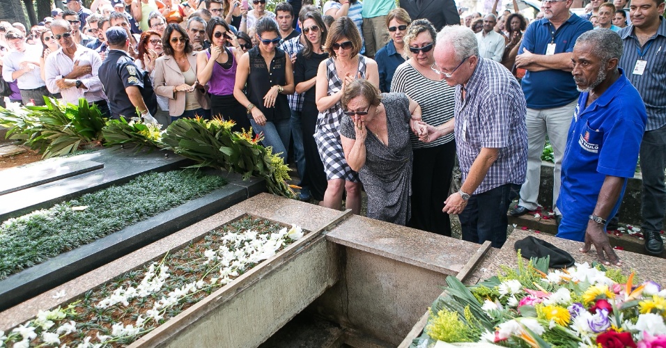 14.mar.2014 - Nicette Bruno dá o ultimo adeus ao marido, o ator Paulo Goulart, no cemitério da Consolação, em São Paulo