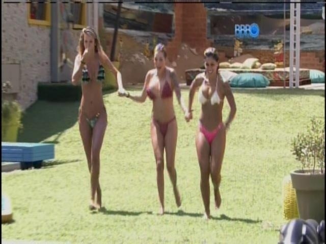 14.mar.2014 - Tatiele, Clara e Vanessa disputam quem pular mais longe na piscina