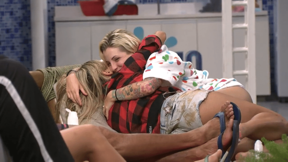 14.mar.2014 - Vanessa dá o primeiro abraço de aniversário em Clara por seus 26 anos