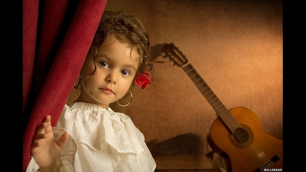 Usando filha de seis anos como modelo, fotógrafo australiano Bill Gekas compôs uma série fotográfica inspirada nos retratos dos "velhos mestres", como Rembrandt, Vermeer e Rafael - © Bill Gekas