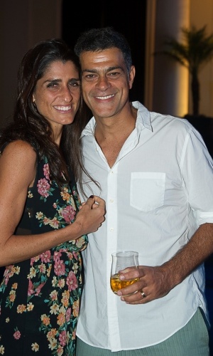 14.mar.2014 - Cynthia Howlett e Eduardo Moscovis prestigiaram a festa de aniversário da promoter Carol Sampaio