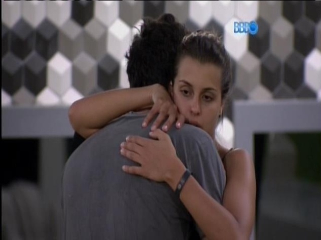 15.mar.2014 - Longa discussão de Marcelo e Angela termina em abraço