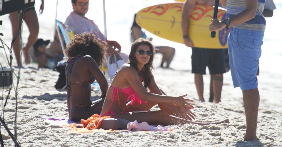 15.mar.2014 - Bruna Marquezine gravou cenas de "Em Família" neste sábado na praia da Macumba, zona oeste do Rio. Erika Januza (ao lado de Bruna) participou da gravação
