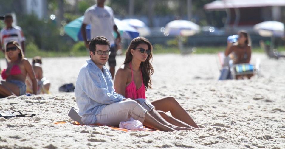 15.mar.2014 - Bruna Marquezine gravou cenas de "Em Família" neste sábado na praia da Macumba, zona oeste do Rio. Thiago Mendonça (ao lado de Bruna) participou da gravação