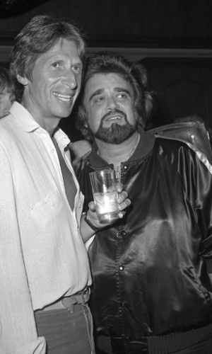 15.mar.2014 - David Brenner ao lado do DJ Wolfman Jack durante uma festa no Riviera Hotel e Casino, em outubro de 1979, em Las Vegas