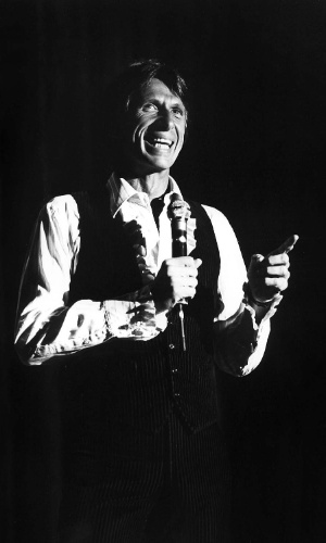 15.mar.2014 - David Brenner durante uma performance no Riviera Hotel e Cassino, em setembro de 1980, em Las Vegas