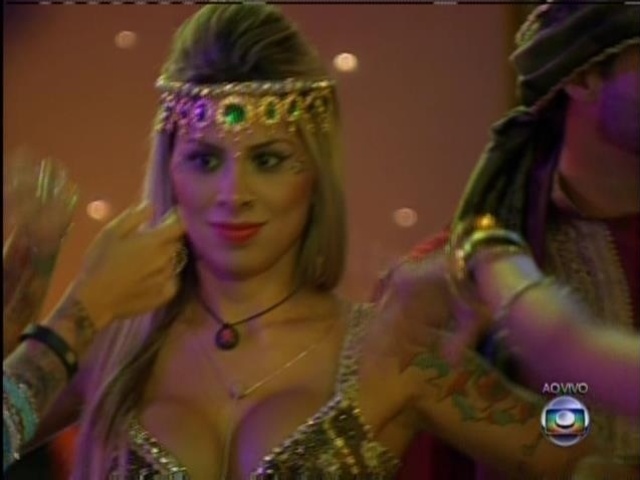 15.mar.2014 - Vanessa dança música indiana em festa na noite de sábado (15).