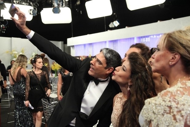 16.mar.2013 - William Bonner faz foto selfie nos bastidores do prêmio "Melhores do Ano"