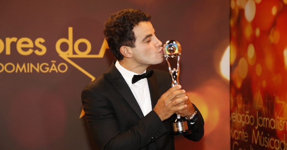16.mar.2014 - Anderson Di Rizzi recebeu o troféu de ator revelação pelo Carlitos de "Amor à Vida"