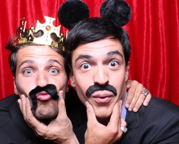 16.mar.2014 - Bruno Gagliasso e Mateus Solano se divertem nos bastidores do "Melhores do Ano"
