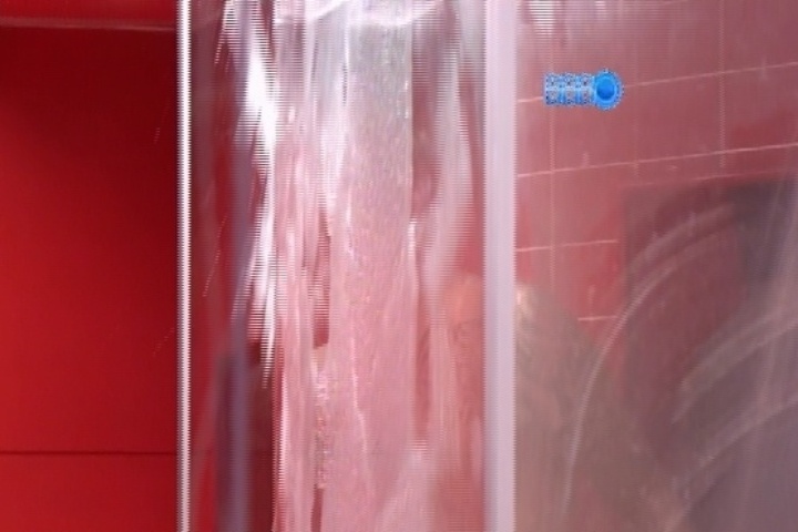 16.mar.2014 - Cássio tomava banho quando o vidro do banheiro do quarto do líder estourou supostamente sem explicação, após briga com Marcelo