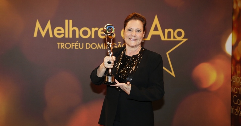 16.mar.2014 - Elizabeth Savalla recebeu o troféu de atriz coadjuvante pela Márcia de "Amor à Vida"