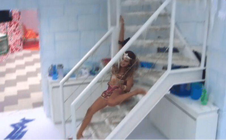 16.mar.2014 - Embriagada, Angela cai da escada da Sibéria e quase quebra a perna esquerda. Marcelo é quem resgata a sister e ela diz que teve leves arranhões