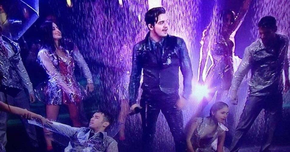16.mar.2014 - Luan Santana canta na chuva no Melhores do Ano 2014. A Globo fez chover no palco do "Domingão do Faustão" na noite deste domingo (16)