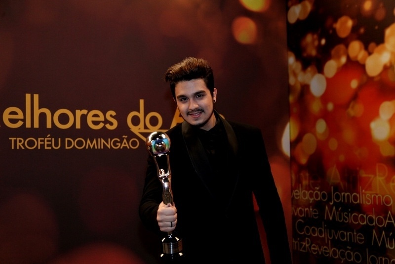 16.mar.2014 - Luan Santana recebeu o troféu de melhor cantor no "Melhores do Ano"