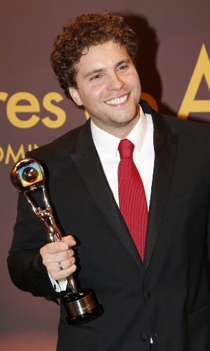 16.mar.2014 - Thiago Fragoso recebeu o troféu de melhor ator coadjuvante pelo papel do gay Niko em "Amor à Vida"