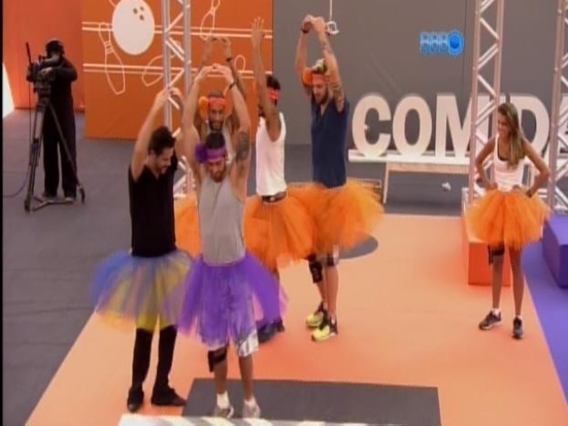 16.mar.2014 - Vestidos de bailarinas, Vinícius Valverde pede para brothers fazerem performance de balé