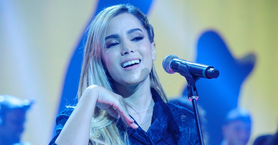 16.mar.2014 - Com curativo no nariz, Anitta canta no "Melhores do Ano" do "Domingão do Faustão"
