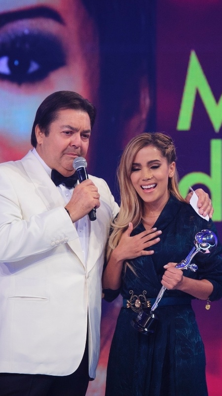 Anitta fala sobre relação com cirurgia plástica: 'gosto de mudar