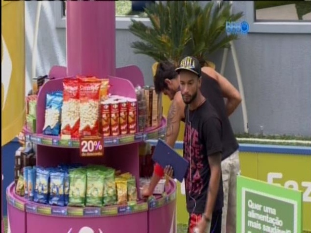 17.mar.2014 - Valter e Diego são sorteados para fazerem as compras da semana. 