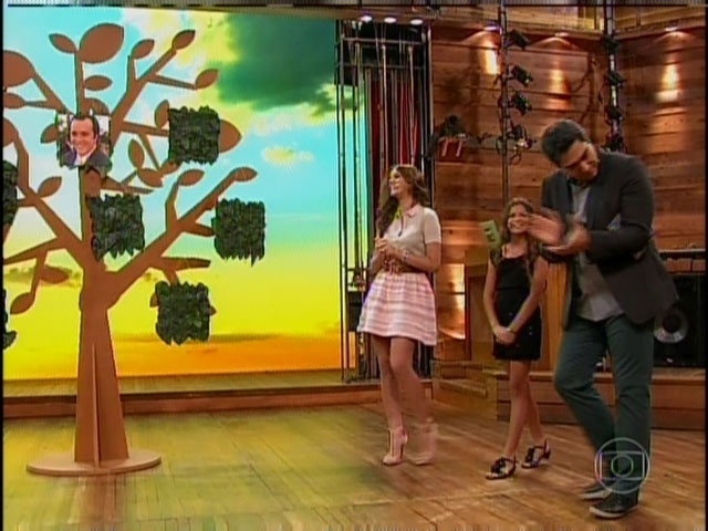 17.mar.2014 - Bruna Marquezine recebeu a visita da irmã, Luana, no "Vídeo Show". A menina interpretou a personagem Clara na segunda fase de "Em Família"
