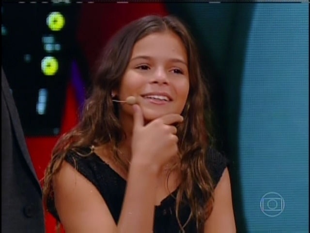 17.mar.2014 - Bruna Marquezine recebeu a visita da irmã, Luana, no "Vídeo Show". A menina interpretou a personagem Clara na segunda fase de "Em Família"