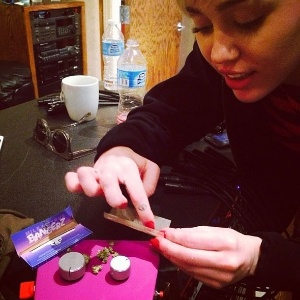 17.mar.2014 - Cantora Miley Cyrus grava cover dos Beatles junto ao Flaming Lips - Reprodução