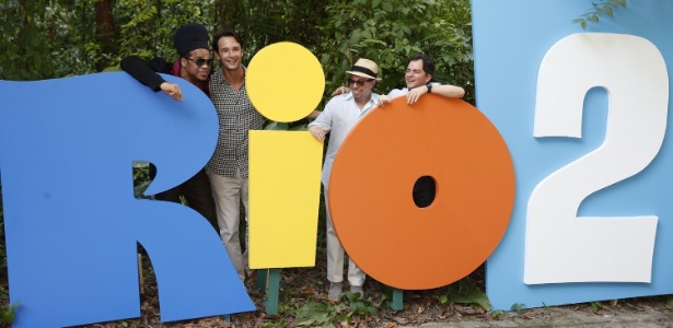 Carlinhos Brown, Rodrigo Santoro, Sérgio Mendes e Carlos Saldanha posam para fotos após entrevista coletiva sobre a animação "Rio 2" no parque Laje, no Rio - Felipe Panfili/AgNews