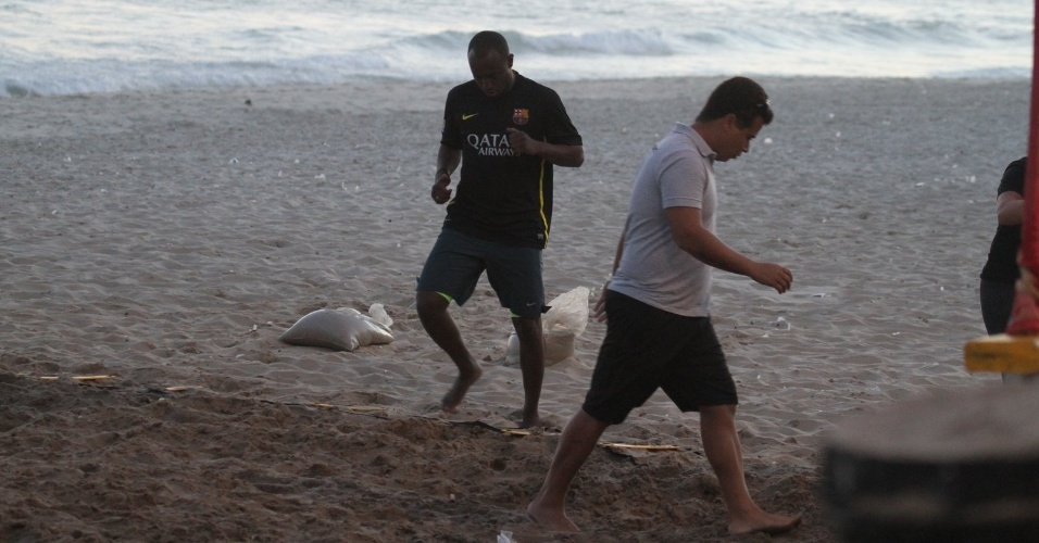 17.mar.2014 - Fernanda Souza e Thiaguinho malham juntos na praia da Barra da Tijuca, no Rio de Janeiro