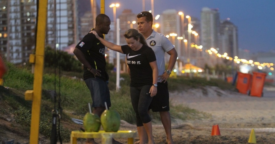 17.mar.2014 - Fernanda Souza e Thiaguinho malham juntos na praia da Barra da Tijuca, no Rio de Janeiro