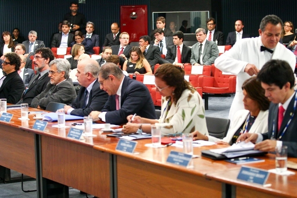 17.mar.2014 - O STF (Supremo Tribunal Federal) discutiu na tarde desta segunda-feira (17), com políticos, artistas, empresários e compositores, a Lei 12.853/2013, que determina novas regras para a arrecadação e distribuição de direitos autorais de obras musicais - Pedro Ladeira/Folhapress