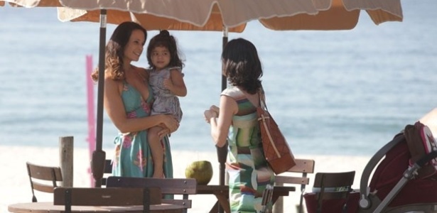 "Em Família", Juliana rouba criança na praia e desaparece