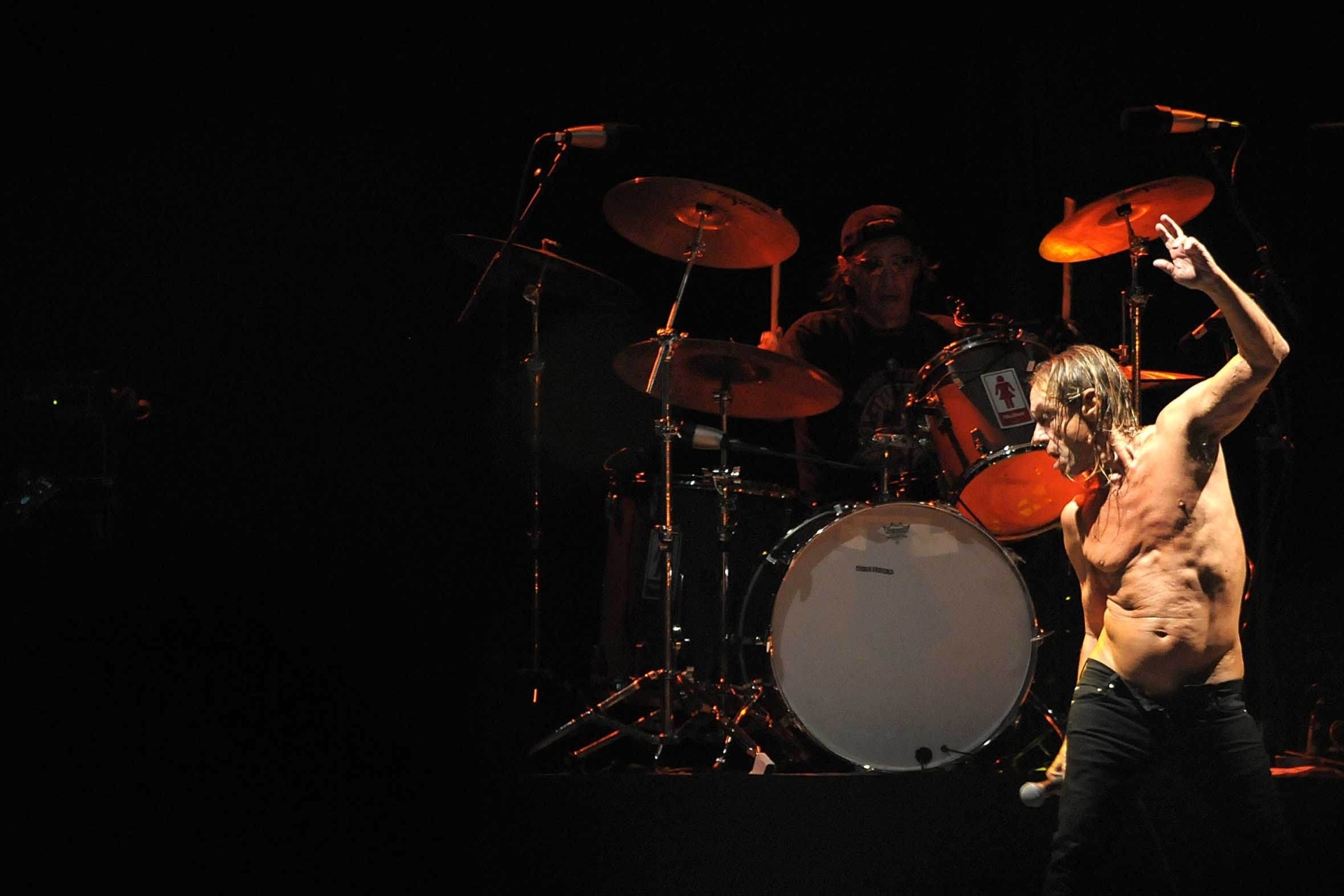 Iggy Pop e Scott Asheton durante show no Brasil em 2009 - Adriano Vizoni/Folha Imagem