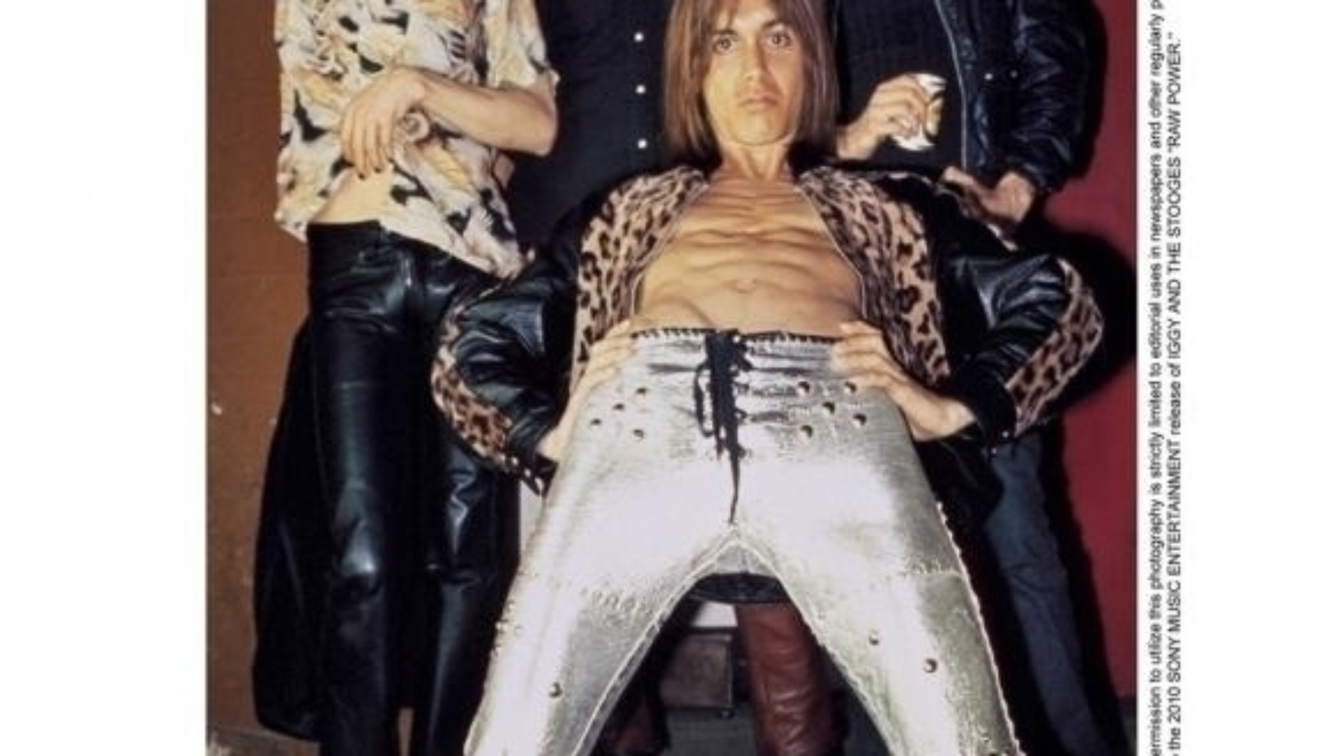 James Williamson, os irmãos Scott e Ron Asheton, e Iggy Pop (à frente) posam para foto no começo da carreira - Divulgalção