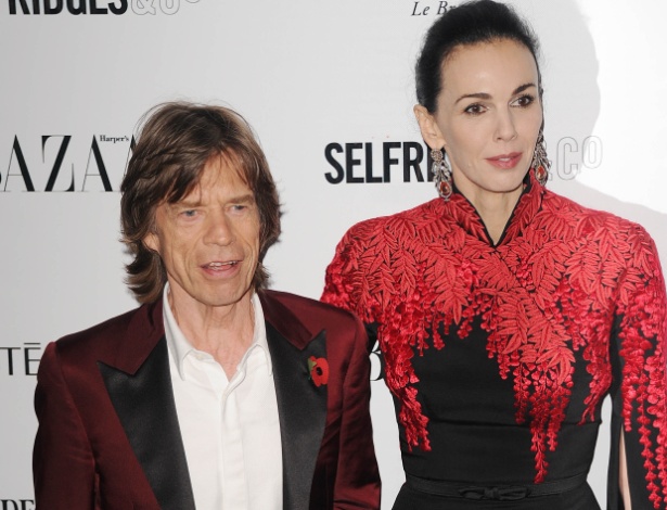 L'Wren Scott e Mick Jagger chegam para a premiação "Women of the Year", promovida pela revista "Harper's Bazaar", em Londres (05/11/2013)